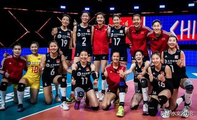 大家说,女排合影这么排是当时即兴组合,还是郎平真的提了什么要求了