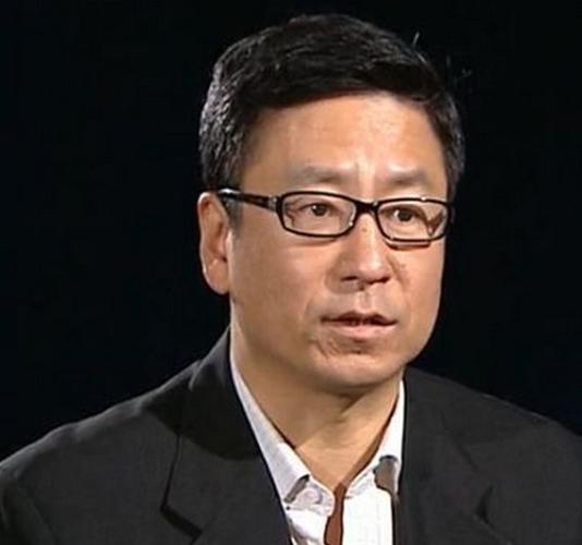 央视一哥白岩松,漂亮妻子与他裸婚,学霸儿子帅到离谱