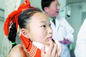 女孩患怪病辗转求医 全身长瘤手似『熊掌』