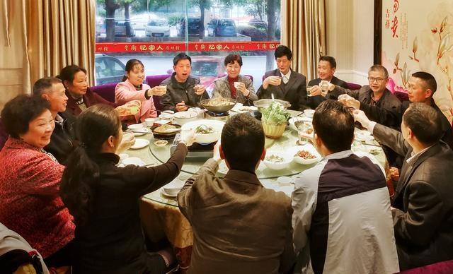 为什么说同学聚会别犯傻主动买单?不懂这3个潜规则:花钱买怨恨