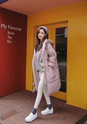 孙允珠时尚穿搭:糖蓬松果莓色软萌羽绒衣