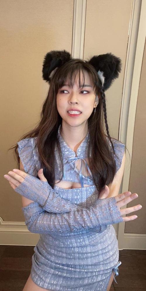 向老色批低头?沫子再曝cos照,粉丝很心疼:真硬挤?