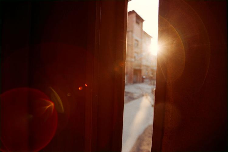 推开门 阳光从门缝里挤出的那一瞬间 是我在冬日里最大的享受