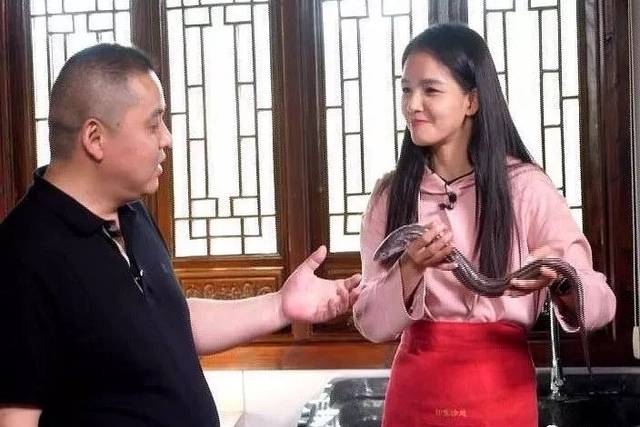 在具有江海风情的印象沙地,主持人孙迅在启东美食达人的指导下,还现场