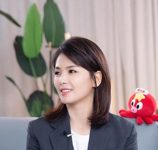 刘涛剪掉长发变锁骨短发搭配西服和牛仔裤时髦减龄