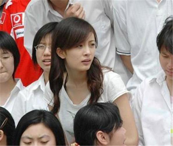 杨幂专访自曝青春期很叛逆高中曾穿脐环个性十足
