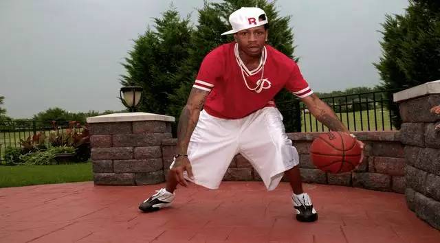 被nba禁止的"艾弗森式"嘻哈风,如今又倒吹了回来