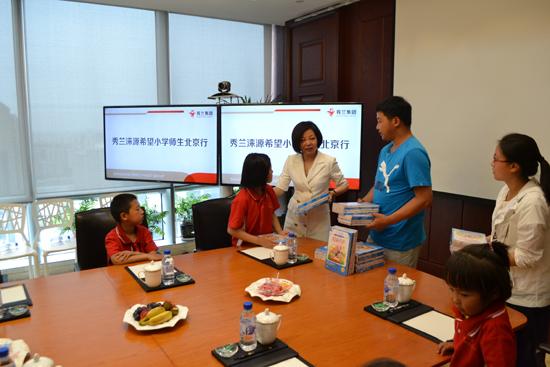 秀兰集团董事长郝海玲邀请涞源希望小学师生天安门看升旗