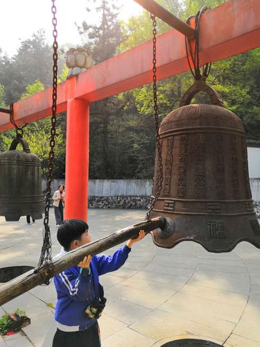 生肖是龙 原因:敲大钟发出"隆隆隆"的声音 和尚敲大钟,～～猜生肖