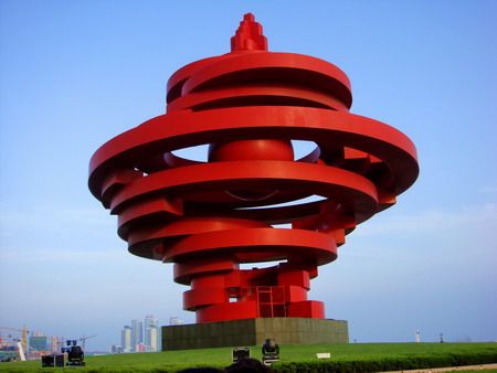 拍了个青岛标志性建筑,在五四广场那里的,我也不知道叫什么= =