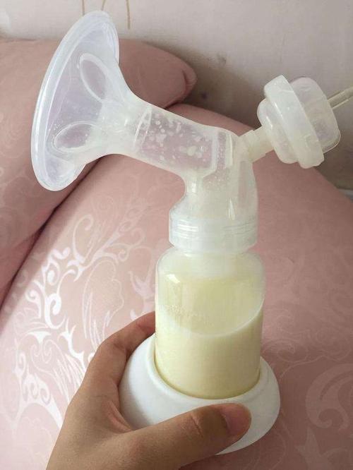产后喂奶时,奶量不足应该用吸奶器还是请催乳师?新手妈妈别大意