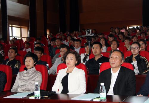 伊春市委常委,宣传部长王雪梅(中)出席报告会.