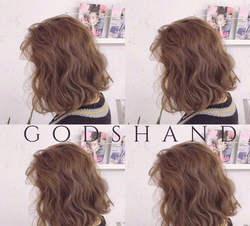 ▼齐耳短发烫蓬松卷发确实很显洋气,让发量变得更加饱满的同时还可以