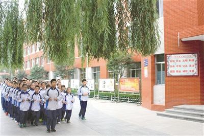 岱岳实验中学做文明少年 创文明城市