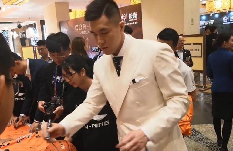 郭艾伦白西装显眼,王哲林打扮休闲,吴冠希绿