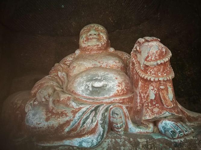 喜欢这完成于南宋的敝怀大笑的大肚弥勒佛,它是通天岩石窟造像完美的