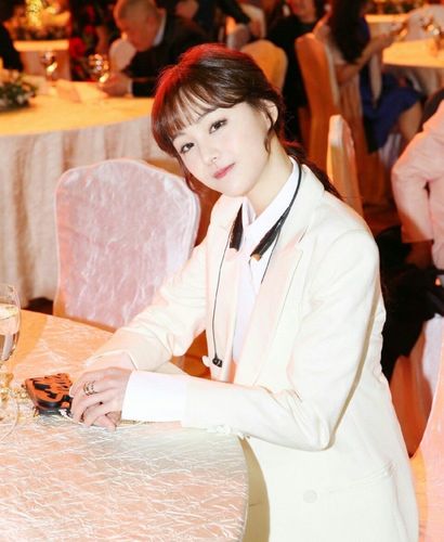 29岁郑爽还是那么的甜美,穿白西装配白衬衫,甜美中又不失正式感