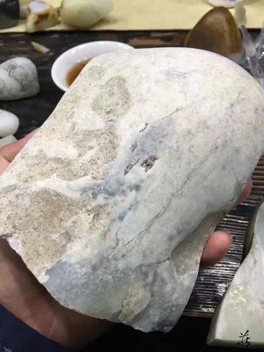 很多人就喜欢花个几千几万的买个石包玉,然后开切!赌博也是一种天性!