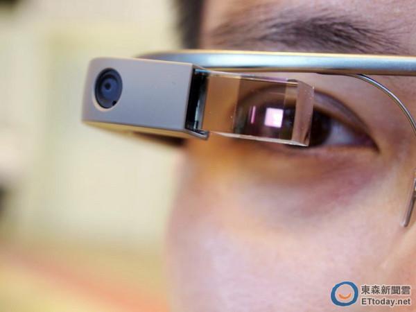 ▼实际在看 google glass 的时候不会因为周围的光害而影响眼镜上所