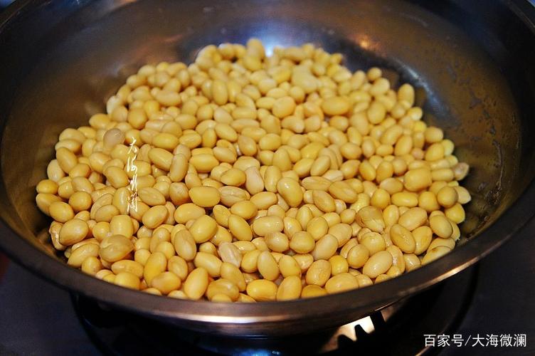 黄豆需要提前浸泡一下,冷水浸泡2小时以上,当黄豆体积长胖时,黄豆就
