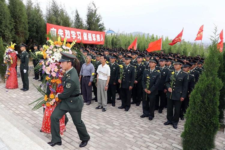 组图:解放军某部坚持为26名无名烈士扫墓30载