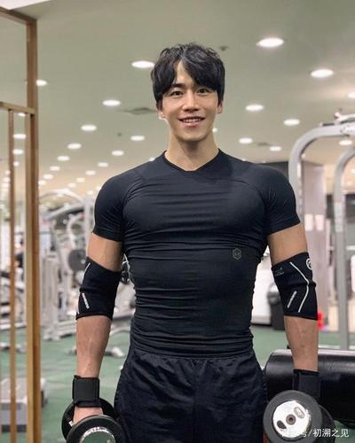 极品男神:帅颜,精肉,八块腹肌更是让他成为行走的焦点