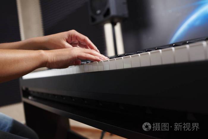 女性的双手弹钢琴