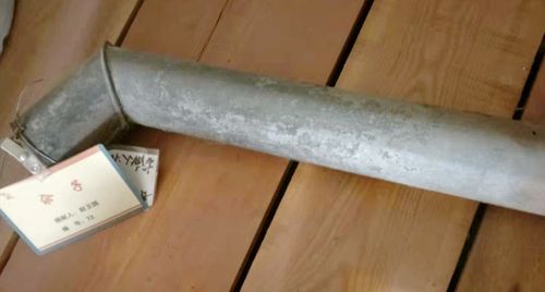 我像犯了罪似的站在炉子旁看着她,不知道她说的水汆子是个啥东西.
