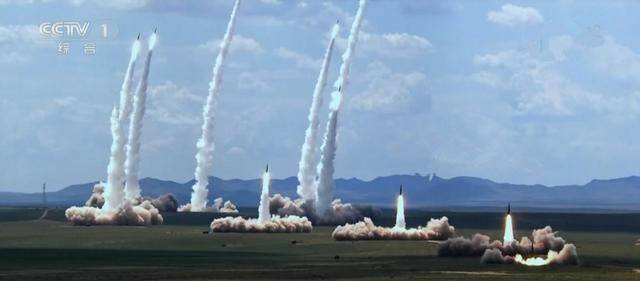 火箭军一次齐射10枚导弹 场面壮观!_军事_中华网