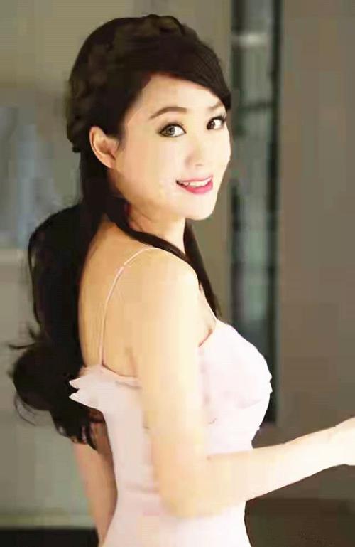 52岁梁小冰现身港姐聚会穿粉色短衫一点不显老不愧是古典美人