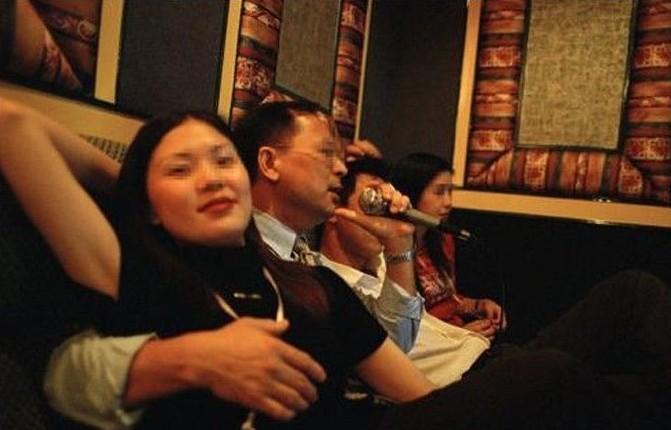 实拍"陪唱女"夜生活