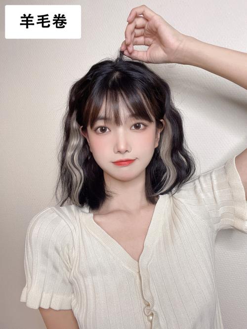 甜酷风发型道具 除了上面两款扎发发型,也可以利用一些小道具来打造甜