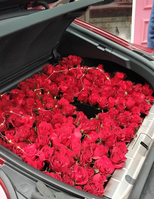 超级浪漫表白日 满满一后备箱红玫瑰
