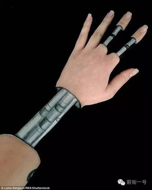 澳女大学生把手掌变成艺术品 画满彩绘