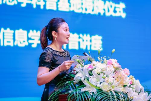 南充一中李倩副校长主持授牌仪式