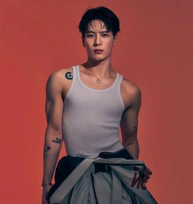 王嘉尔肌肉身材又上热搜,击剑体育生的八块腹肌,你抵得住吗?