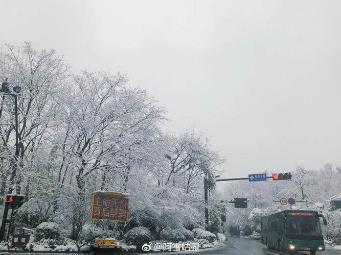 雪积厚了,杭州秒回临安城.好像能偶遇一人,开口便介绍