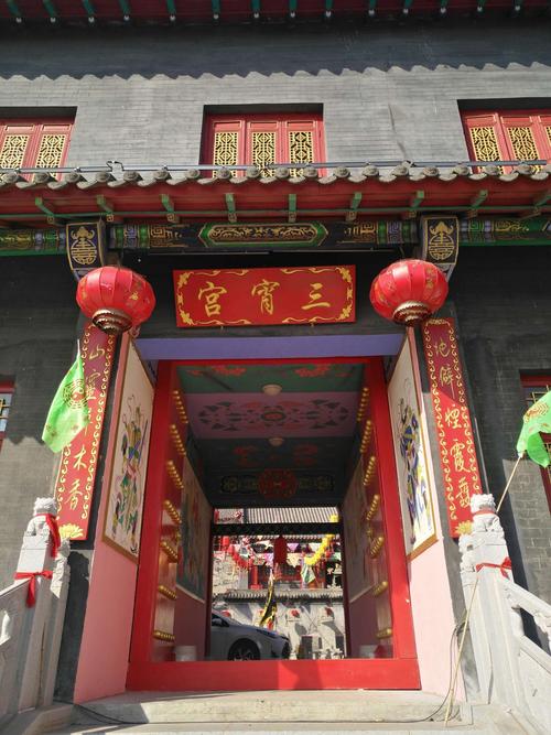 娘娘庙的景点有三霄殿,慈航殿,护法殿,钟楼,鼓楼,万寿塔和观音塔等等.