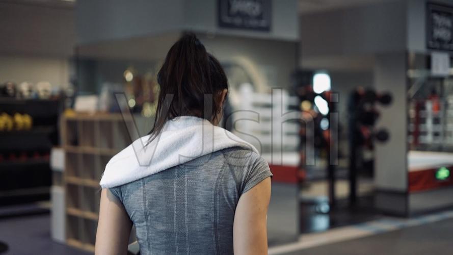 女人准备健身的背影