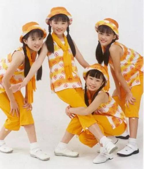 据介绍,少女组合"四千金"于1995年出道,平均年龄只有5岁,却迅速称霸
