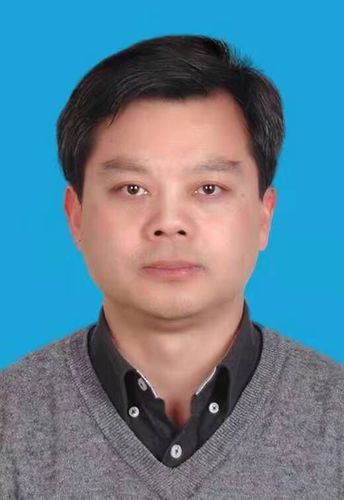 刘锋,男,1971年12月出生,安徽临泉人,汉族,中共党员,研究生学历.