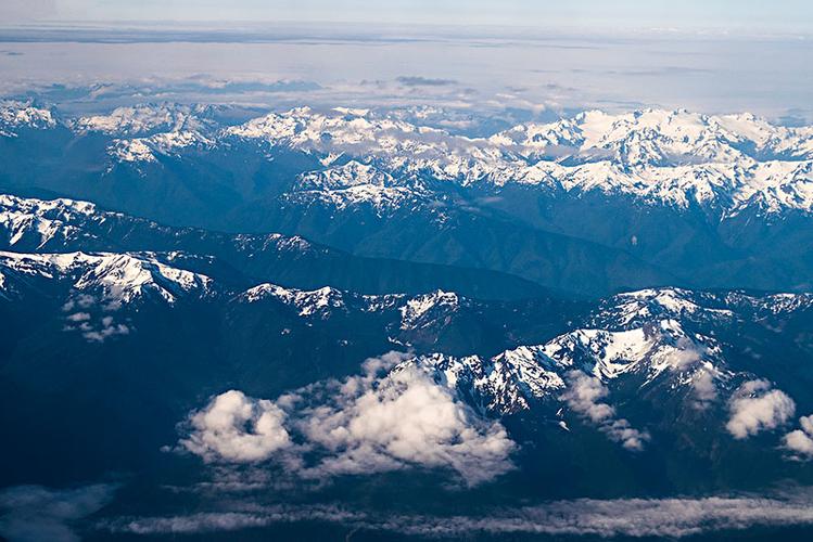 航拍落基山脉雪峰