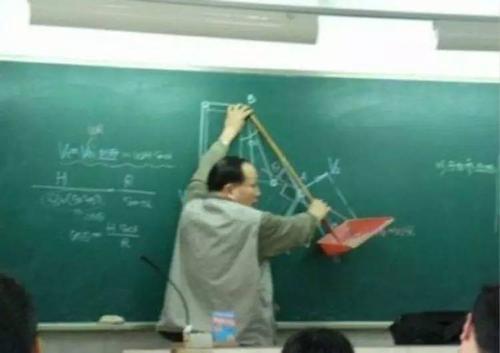 任何困难都不能阻拦老师上课的意志 即使是黑板塌了 ▼