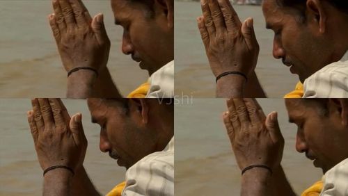 虔诚信徒双手合十