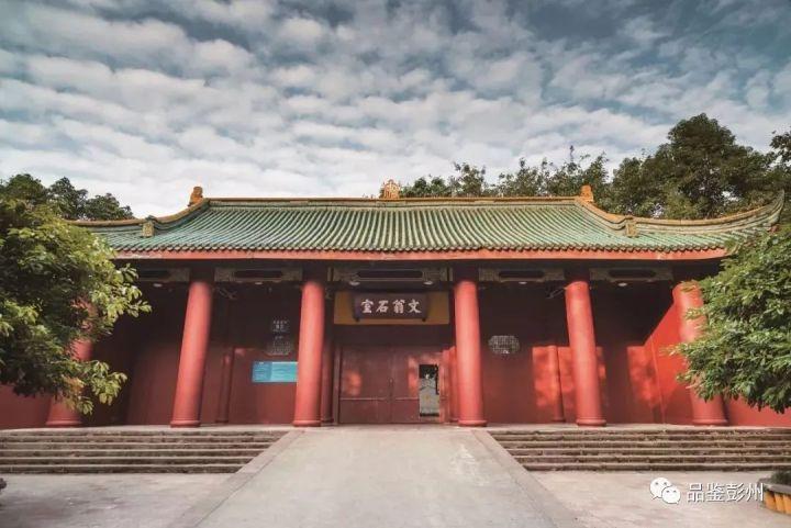 (成都石室中学文庙校区即为汉文翁石室旧址所在地)