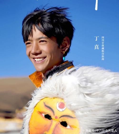 丁真抽烟视频流出,动作熟练显油腻,官方回应没有说服力