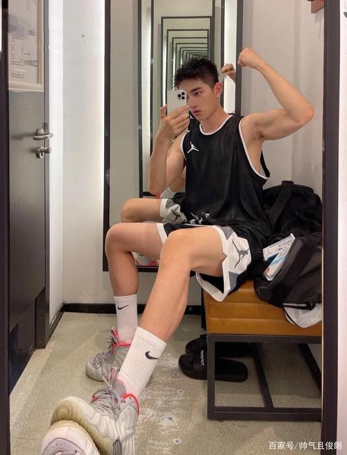 活捉一名白袜球服鲜肉少年