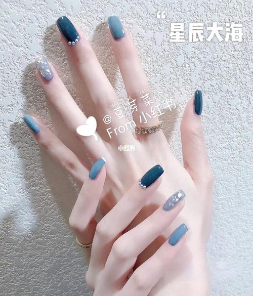 哪玩_冷色_治愈_秋冬美甲_雾霾蓝_棕色系_蓝色系_显白美甲_美妆_美甲