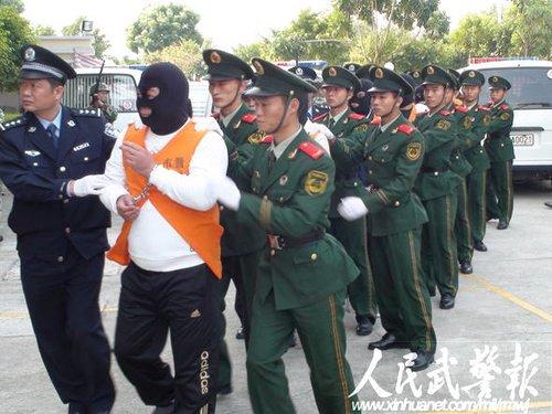 广东阳江黑老大受审 武警全副武装现场警戒