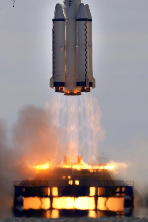 2021年6月17日,长征二号f遥十二运载火箭点火瞬间.